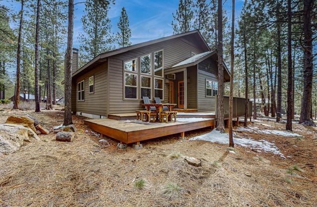 Sunriver home w/private hot tub, SHARC passes for pools