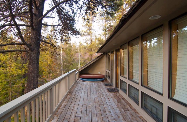 Sunriver Stay with A/C, Hot Tub & Family Layout