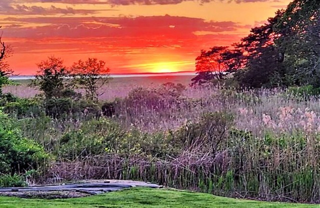 SUNSET BAY COTTAGE HotTub,OutdoorShower,Kayaks,Bikes,NatureTrailsToGrays,FirePit