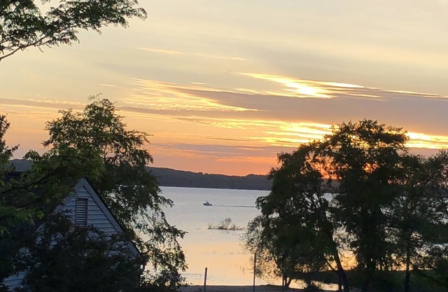 Sunset Bay Views! Close to Downtown & steps to the beach! New Westin mattress!