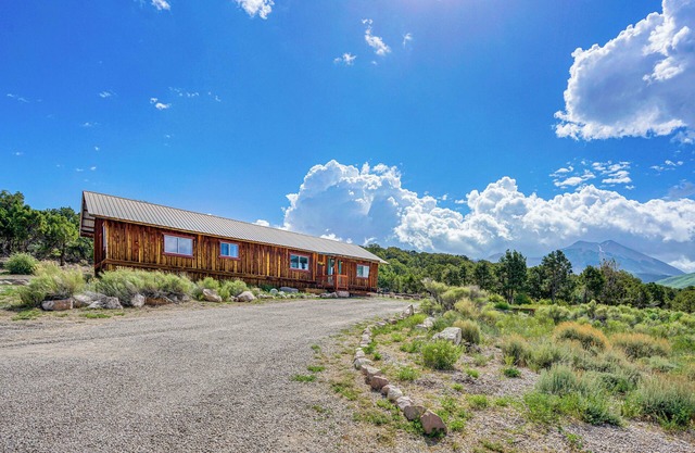 ‘Sunset Cabin’ near Moab w/Stunning Views!