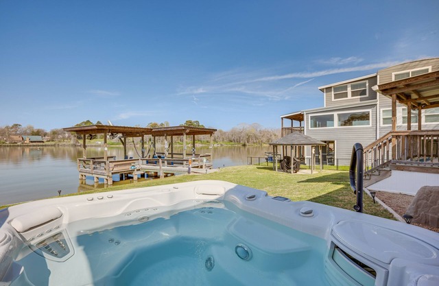 ‘Sunset Cove’ Lakefront Rental w/Private Dock!