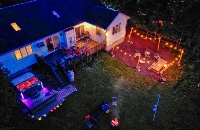 Sunset Paradise! Lakefront!+hot-tub & a lot more !