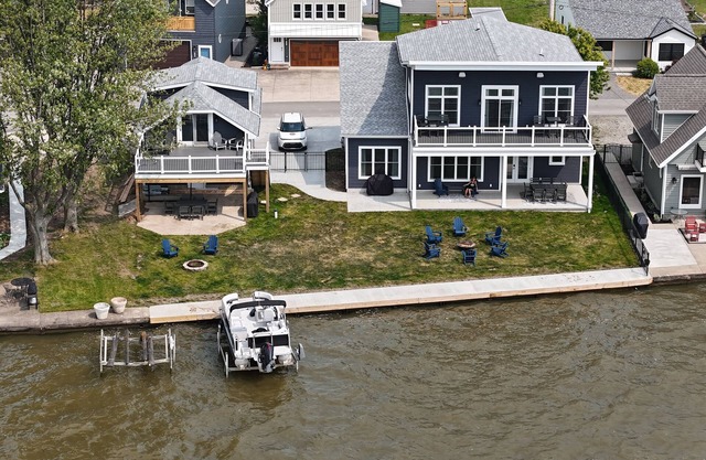SUNSET RETREAT-Brand New Luxury 4BR, 4.5BA waterfront, best sunsets on the lake!