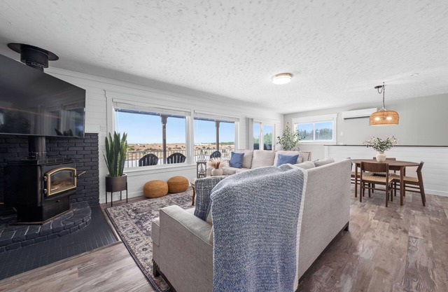 Sunset Shores - Ocean Front Family Retreat