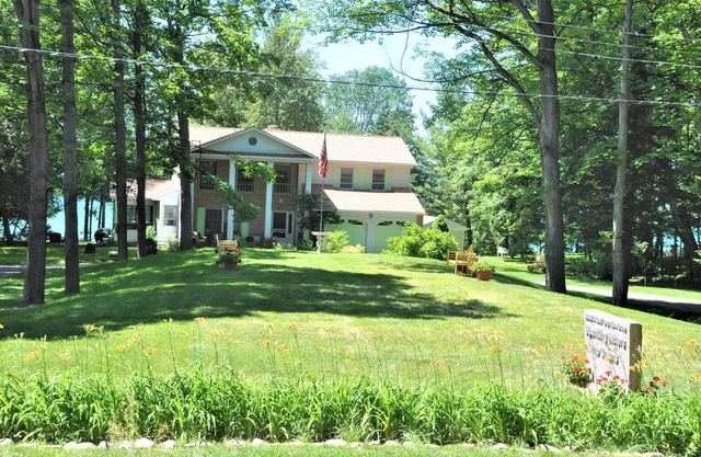 Sunsets,140' on Torch Lk,Lg Dock,Hot Tub,Tennis/Pickle Crt,Kayaks,Play/swing set
