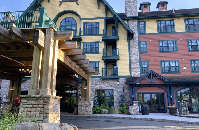 SUNSETS at Mountain Creek. Balcony! Ski in/out, Pool, hot tub, wineries!
