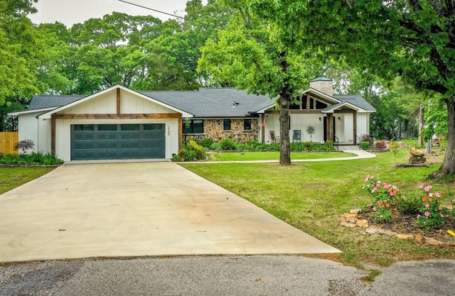 Sunsets, swimming and siestas in remodeled lakehouse in Heber Springs