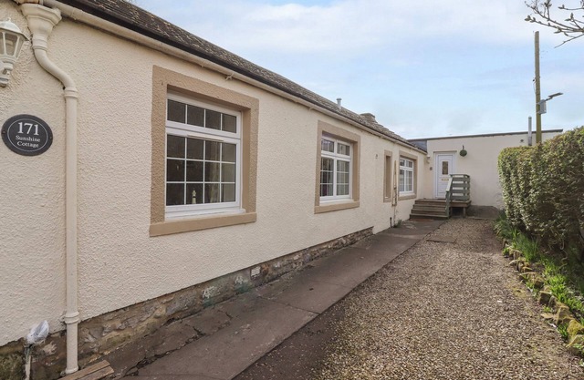 SUNSHINE COTTAGE, pet friendly, country holiday cottage in Seahouses