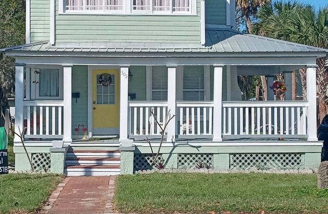 Sunshine Door Inn close to Beach & Marina, Shopping, Farmers Market, Restaurants