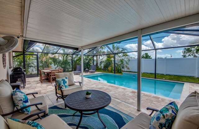 Sunshine POOL Cape Coral Home Centrally Located Great Outdoor Space