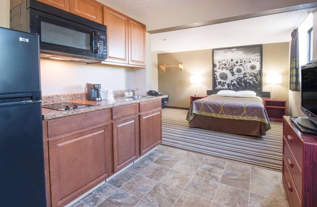 Super 8 by Wyndham Jamestown