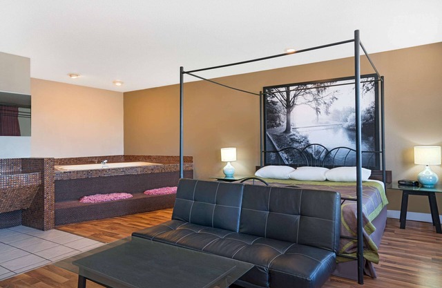 Super 8 by Wyndham Marshall MN