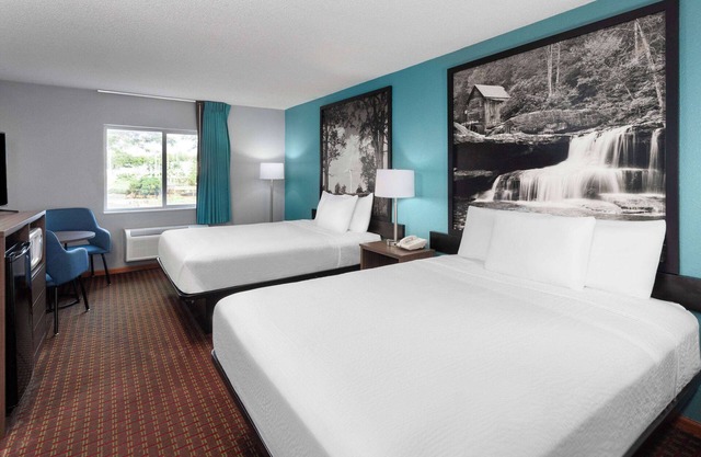 Super 8 by Wyndham McHenry/Fox Lake Area