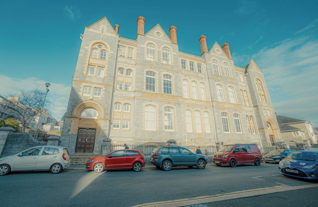 Super Duplex Central City Apt Free Private parking