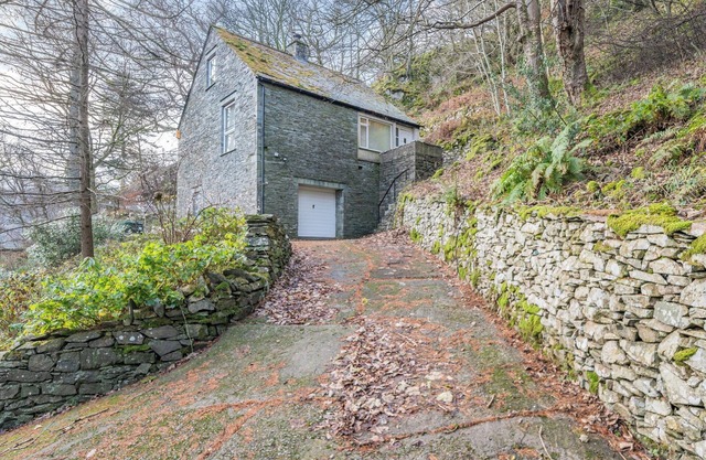 Super location within woodland and a SSSI.