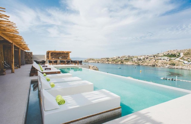 Super Paradise Hotel