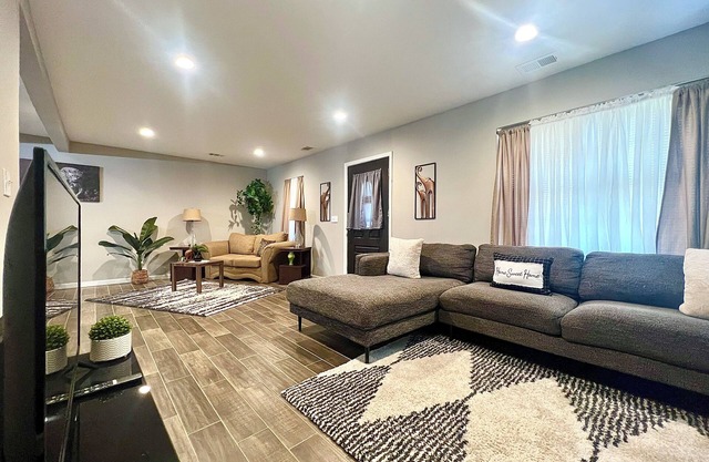 Super Spacious Safari Retreat. Lots of SPACE-Deck + Grill, near Memphis/Desoto