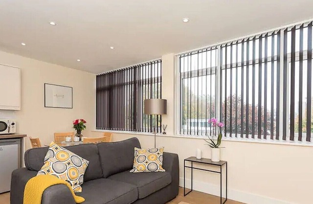 Superb 1 bed apartment close to Horsham Town and Train Station