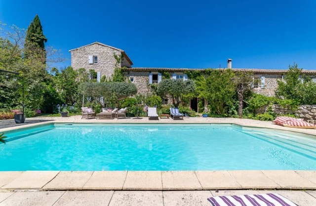 Superb 16 century Mas of 200m2 for 12 people, pool, 3ha of land, 20 km from Uzès