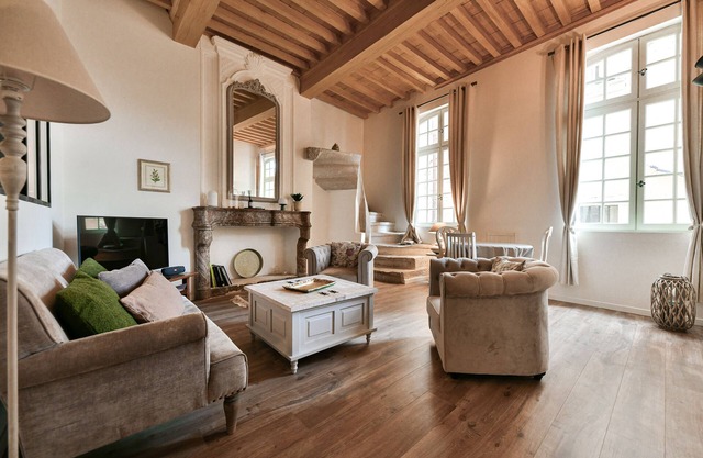 SUPERB 18TH APARTMENT FACING THE DUCHE D'UZES