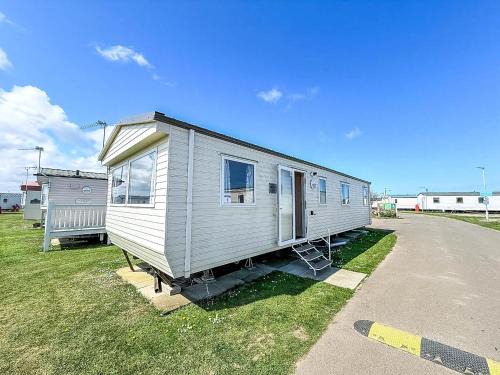 Superb 8 Berth Caravan At California Cliffs, Near Scratby Beach Ref 50006G
