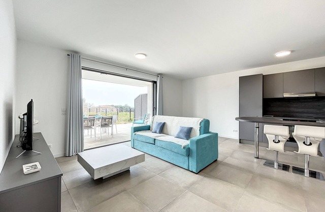 Superb air-conditioned apartment with terrace and grounds 5 minutes from the beach on foot