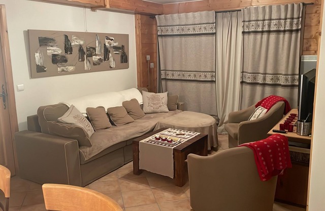 Superb, cozy mountain apartment with shared pool.