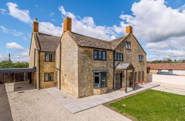Superb, expansive 5 bedroom former farm house in Broadway - The Farmhouse