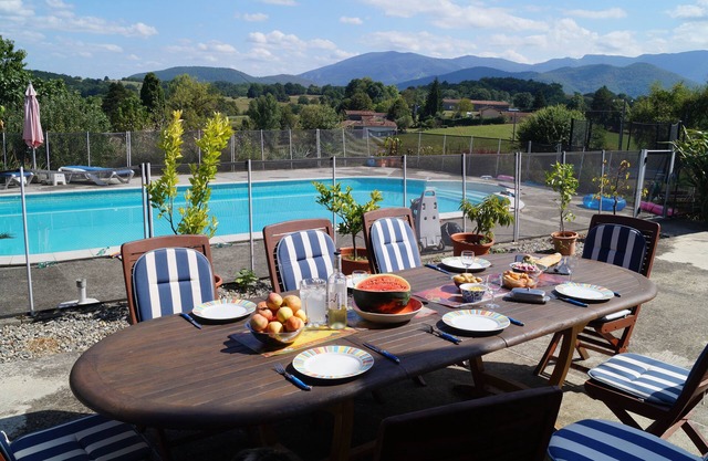 Superb Gite With Large Heated Pool, Children's Play Area, Rouede, Haute Garonne