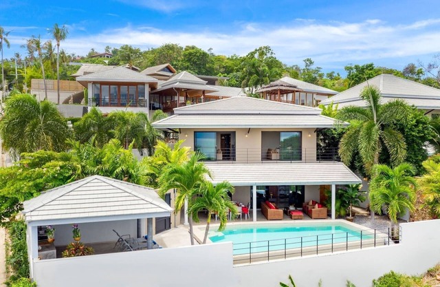 Superb private villa, not overlooked, with panoramic sea view