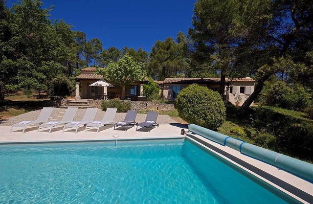 Superb renovated Provencal villa with heated pool, in a quiet pine forest