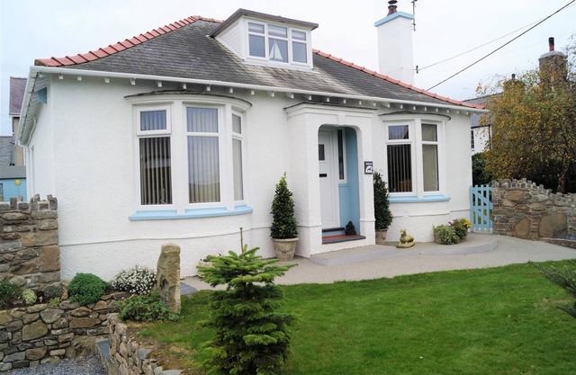 Superb, Spacious Dormer Bungalow, Enclosed Garden, Near Nefyn Beach with parking