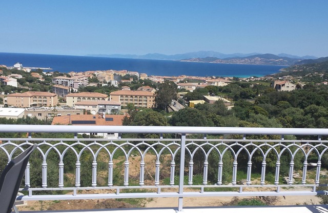 Superb T3 conditioned 82m2 + 35m2 terrace panoramic sea view
