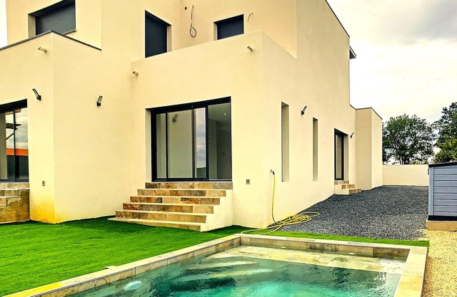 Superb villa with swimming pool and jacuzzi 20 minutes from the beach