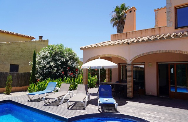 Superb villa near sandy beach Sant Pere Pescador