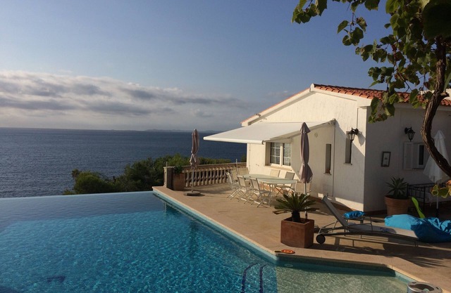Superb villa on the waterfront, idyllic setting!