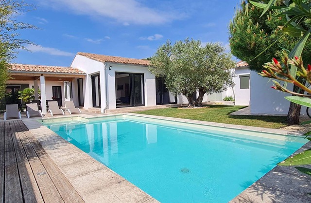 Superb villa with pool in the heart of the village