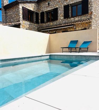 Superbe bâtisse en pierre et piscine