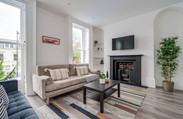 Superior 1-Bed Apartment @ Queen's Lofts