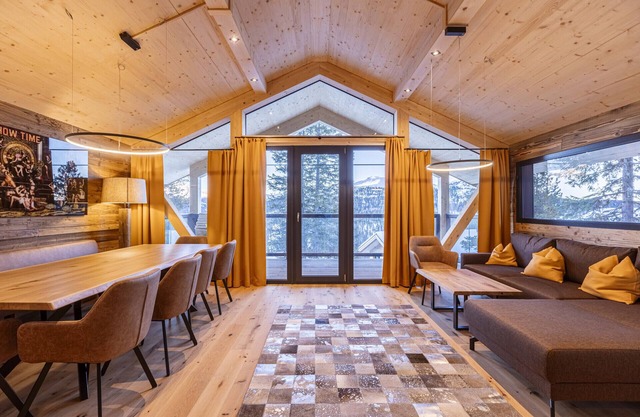 Superior Chalet # 4 with Sauna & Hot Tub