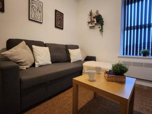 SuperValue Suite 2 - Fast WiFi, Hotel Linen, Keyless Entry, City only 10 Mins - BY PROPERTY PROMISE