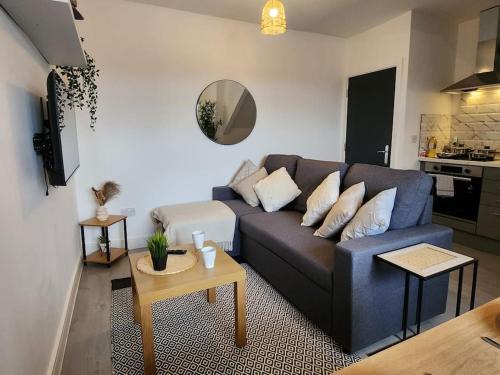 SuperValue Suite 3 - Fast WiFi, Hotel Linen, Keyless Entry, City only 10 Mins - BY PROPERTY PROMISE