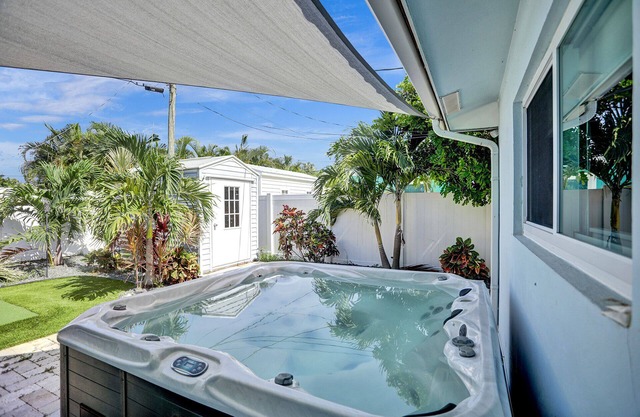 Surf N Turf 5 minutes to the beach & Glow in the Dark putting green