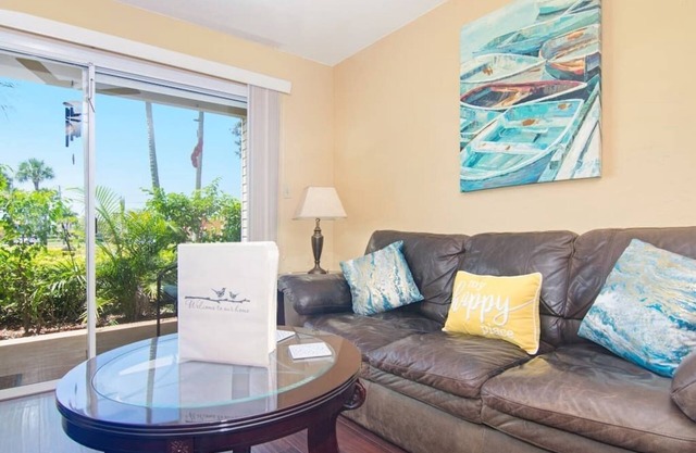 Sussy · Ground Floor Condo · 0.5 mi to Beach