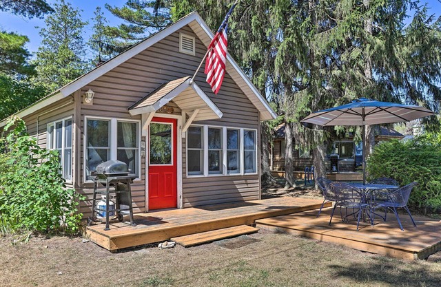 Suttons Bay 'Bayview Cottage' w/Deck & Gas Grill!