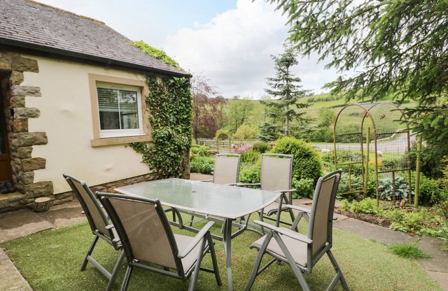 SWALEDALE WATCH HOUSE ANNEXE, romantic, with a garden in Caldbeck
