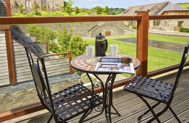 SWALLOWS, family friendly, with pool in Blackawton