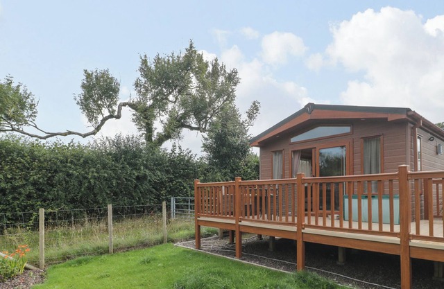 SWALLOWS LODGE, pet friendly, character holiday cottage in Cranmore
