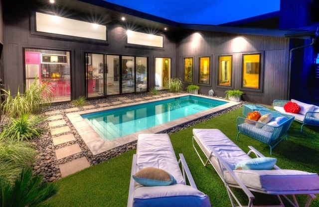 Swanky Lux Home! Private Pool! 11 Beds
